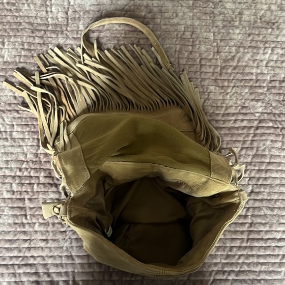 Tan suede fringe crossbody bag with brass chain - Picture 3 of 3